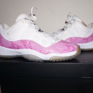 JORDAN | WOMEN'S JORDAN 11 RETRO LOW PINK SNAKESKIN